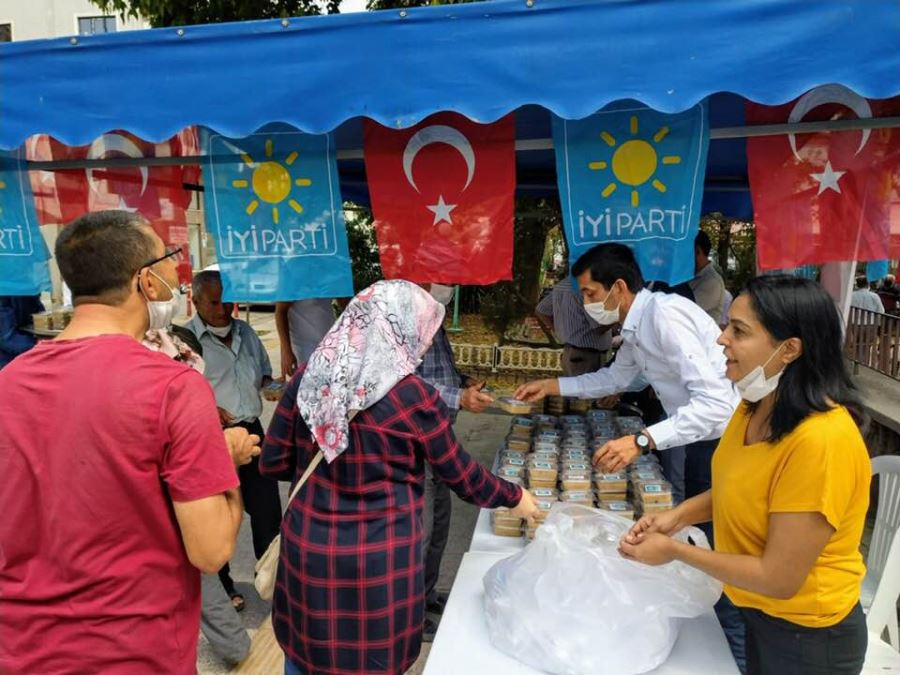İYİ Parti Vatandaşlara Aşure Dağıttı