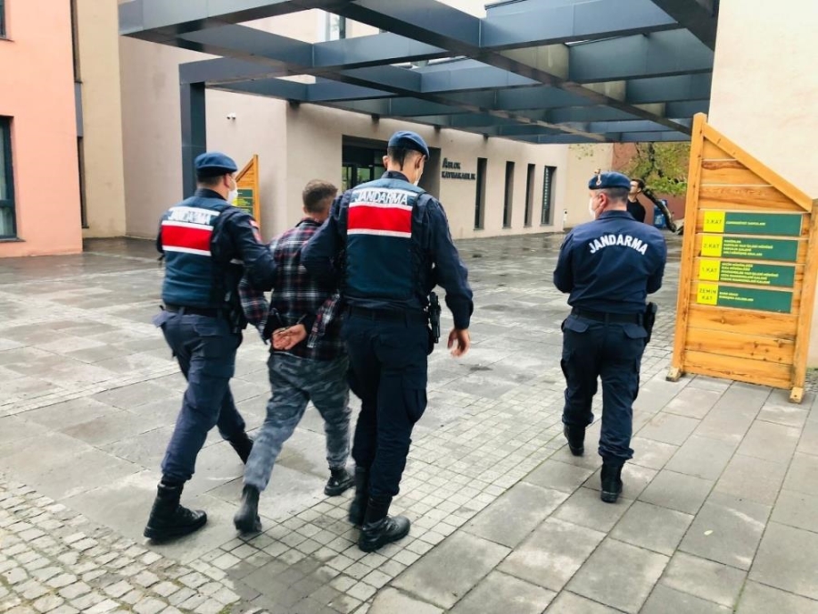  Hırsızlık için girdiği okulun çatısında yakalandı