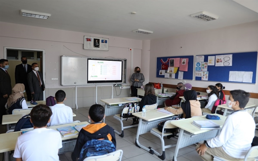 Vali İlhami Aktaş, yurt ve okul ziyaretlerine devam ediyor