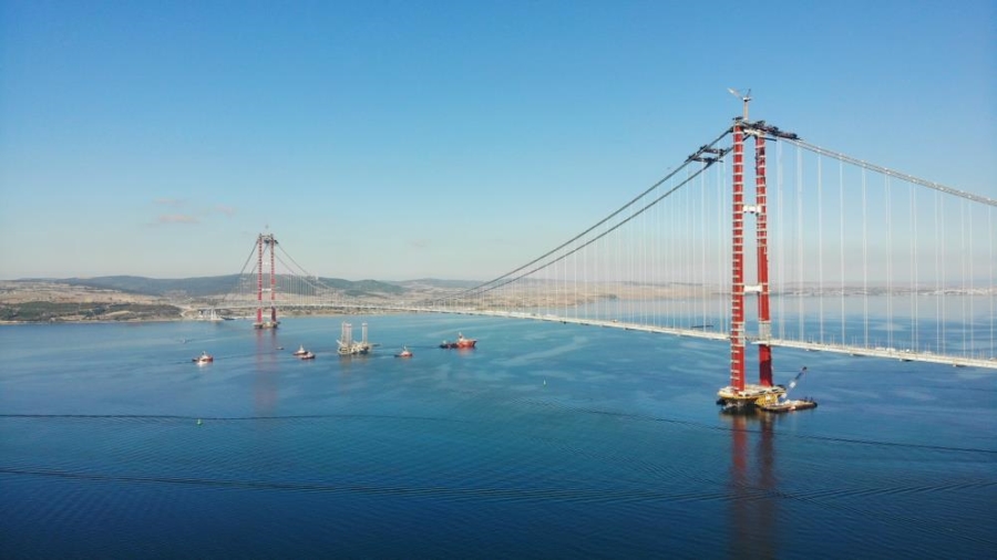 Dev platform 57 metre suya batırılarak 1915 Çanakkale Köprüsü altından geçti