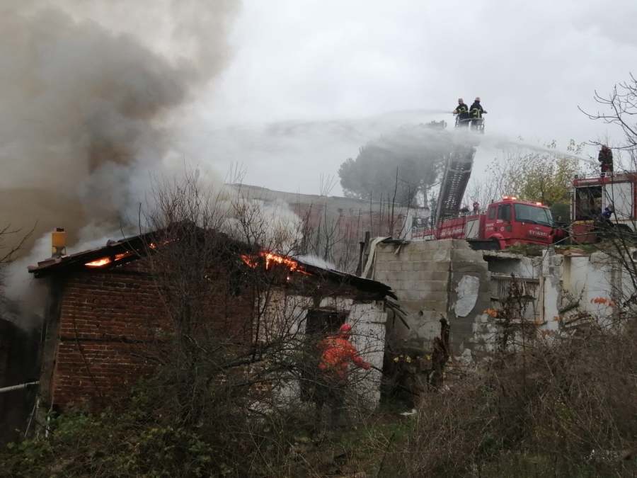 Çan’da metruk bina yandı