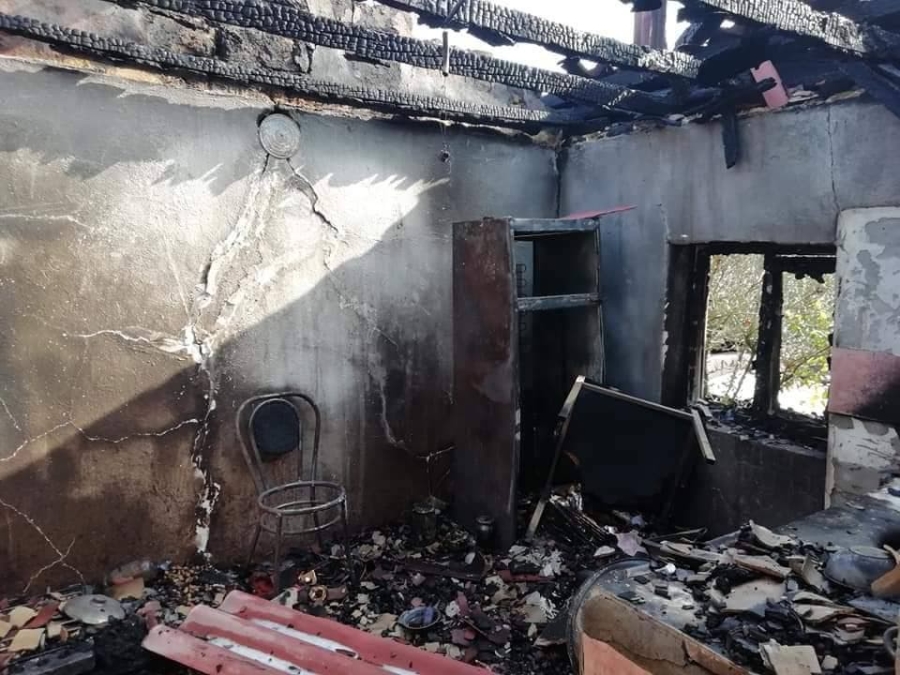 Yanan ev küle döndü