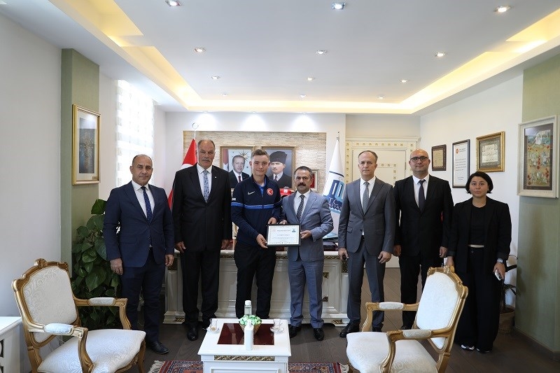 Milli Sporcu Eren Kırca, Vali Aktaş’ı ziyaret etti