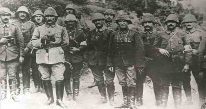 Anafartalar Kahramanı Mustafa Kemal Atatürk cephede savaşırken, 2 bine yakın emir yazdı