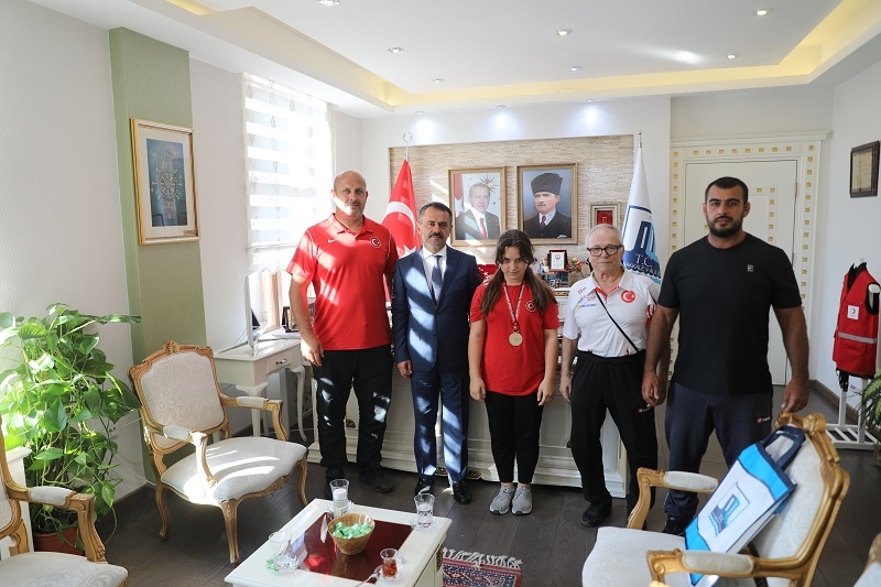 U 11 Güreş Minik Bayanlar Türkiye Şampiyonu Ecem Özden, Vali Aktaş’ı ziyaret etti