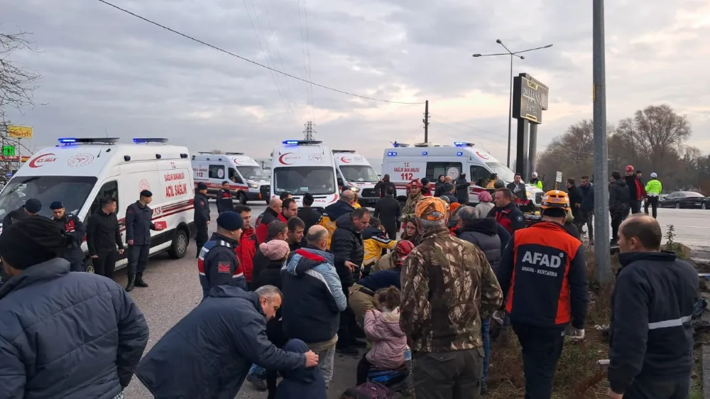 Okul Servisi ile Tır Çarpıştı: 8 Öğrencinin Durumu Ağır