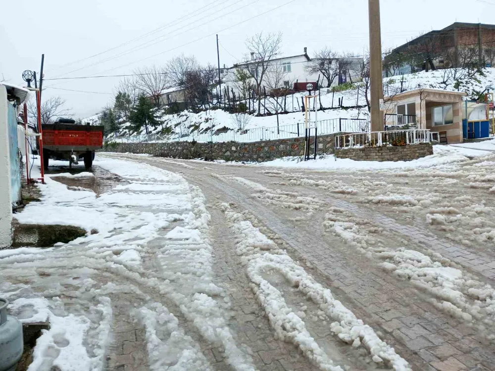 İl Özel İdare ekipleri karla kaplı köy yollarını açıyor