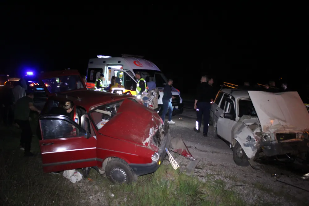 Çan’da 2 Otomobil Kafa Kafaya Çarpıştı. 8  Yaralı!