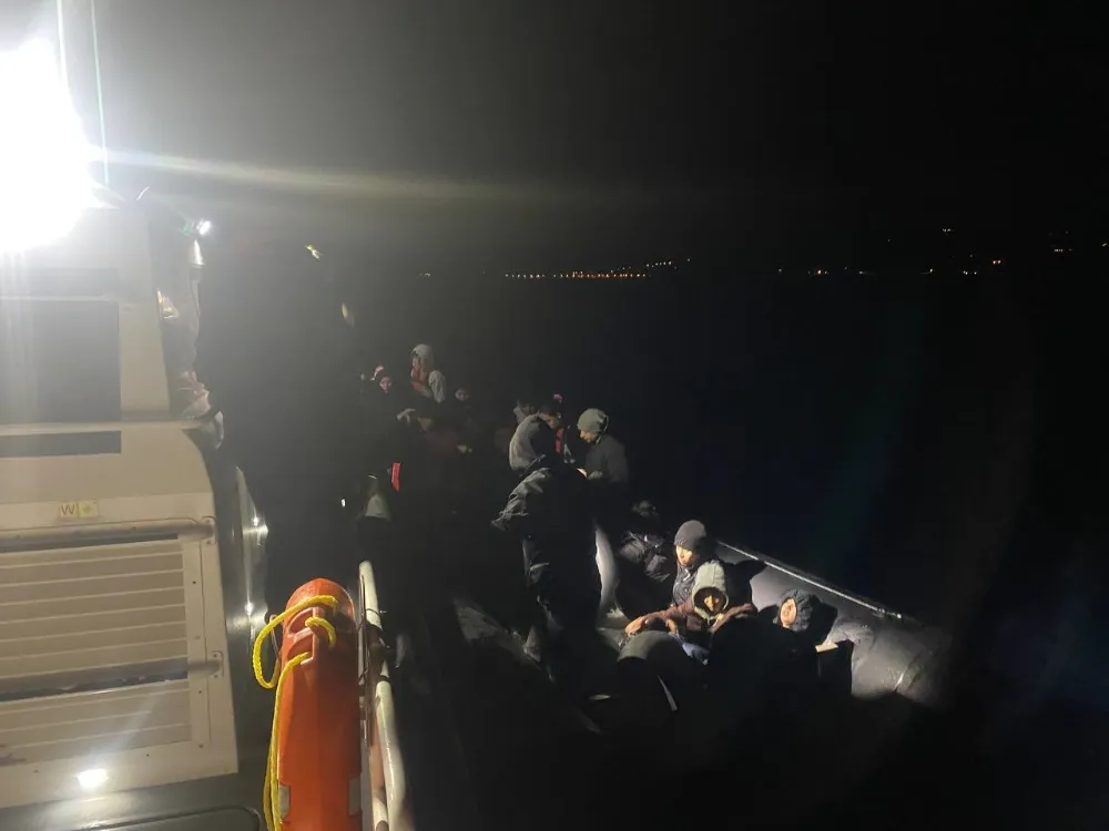 Arızalanan lastik bot içinde sürüklenen 32 kaçak göçmen kurtarıldı