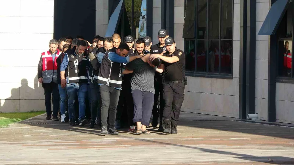 Polis merkezi önünde 6 kişinin yaralandığı silahlı çatışmanın şüphelileri adliyeye sevk edildi