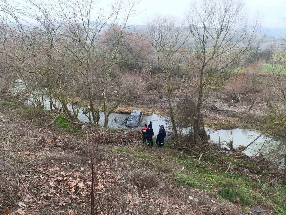 Araç çaya uçtu: 1 yaralı, 1 kayıp