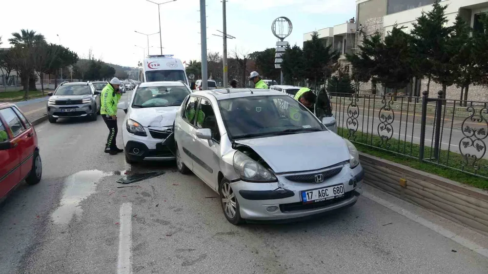 Çanakkale Belediye Başkanın aracının da bulunduğu 3 araçlı zincirleme trafik kazası