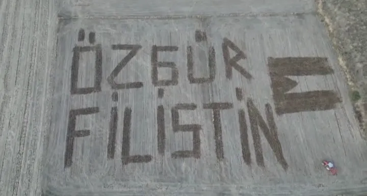 Çiftçi Filistin’e destek için tarlasına ’Özgür Filistin’ yazdı