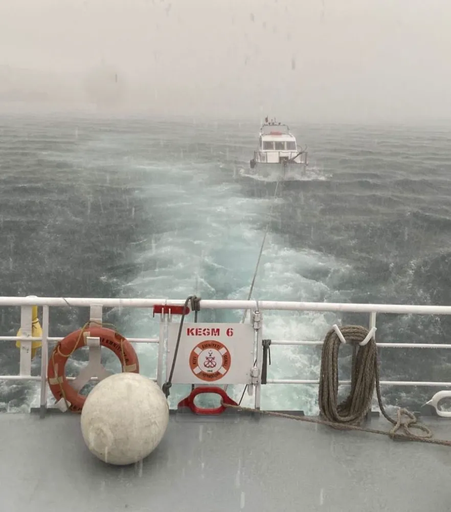 Çanakkale Boğazı’nda Makine Arızası Yaparak Sürüklenen Tekne Kurtarıldı