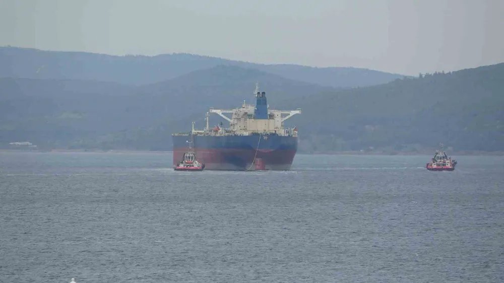 Tersane bakımına götürülen 274 metrelik tanker Çanakkale Boğazı’ndan yedeklenerek geçti