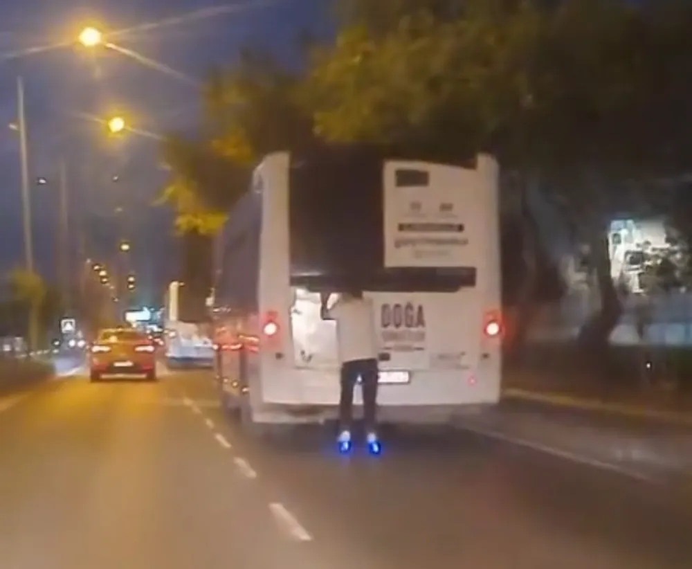 Can Güvenliğini Hiçe Saydı Patenle Otobüsün Arkasına Tutunarak Yolculuk Yaptı