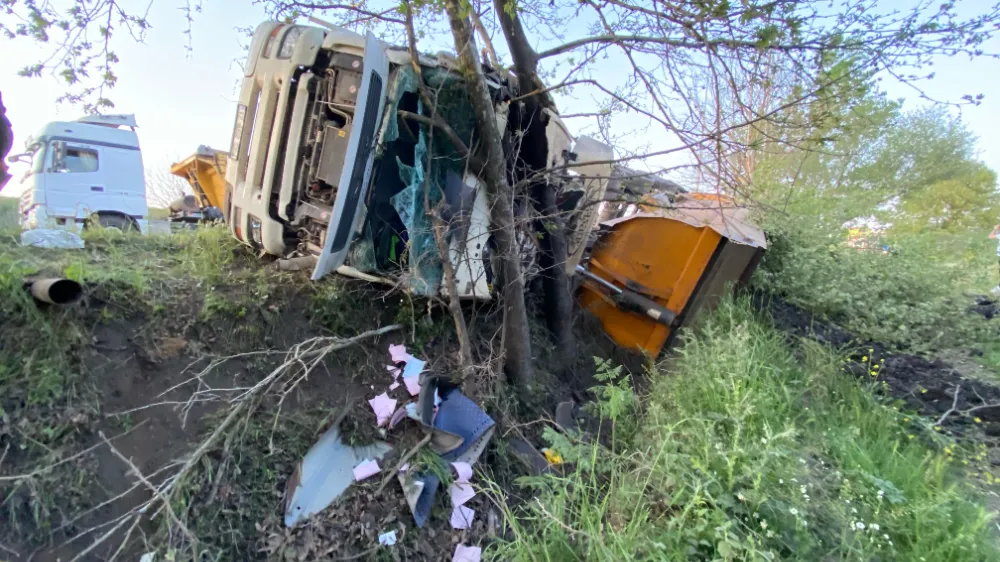 Hafriyat kamyonu kaza yaptı 1 yaralı