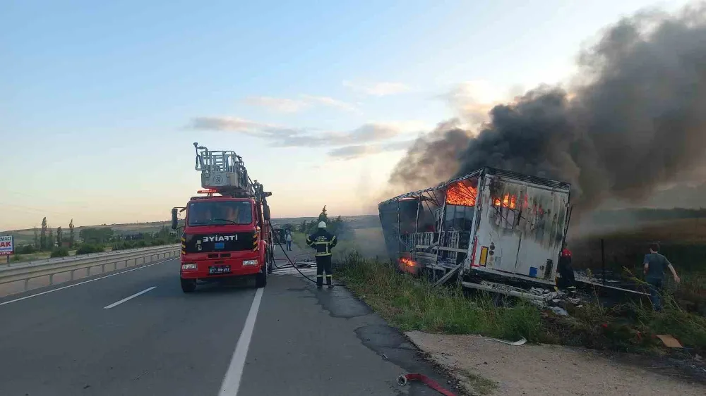 Yol Kenarına Devrilen Tır Alev Alev Yandı