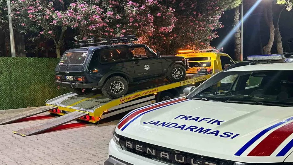 Gökçeada’da Tuz Gölünde Arazi Aracıyla Drift Yaptı