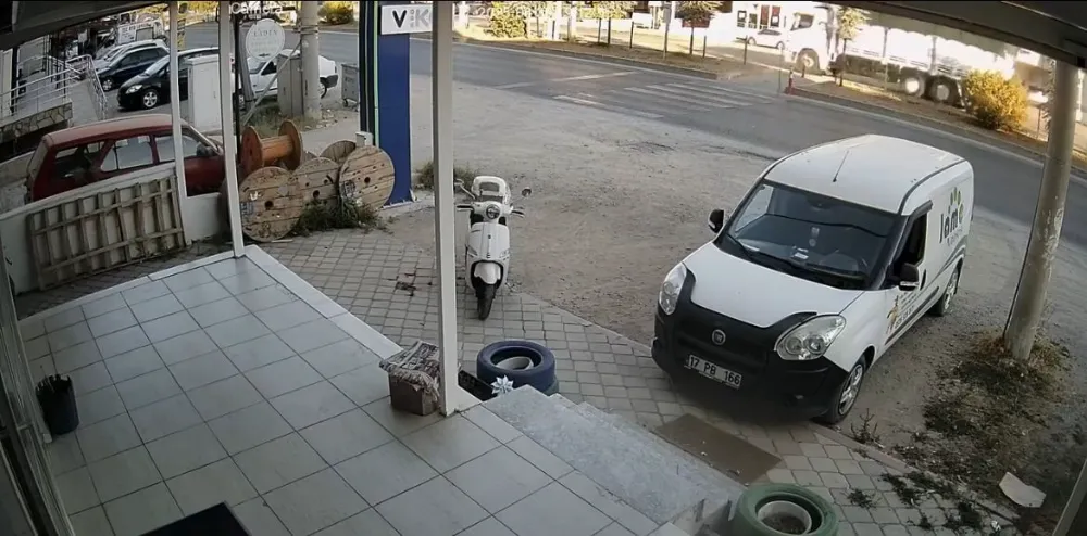 Freni Patlayan Kamyonun Trafik Işığında Bekleyen 4 Otomobile Çarptığı Kaza Kamerada