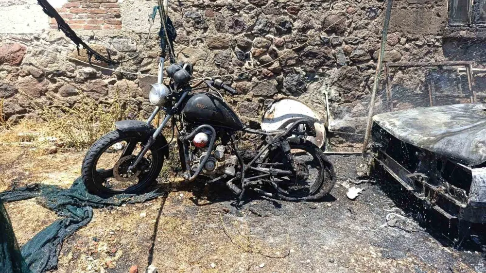 Park Halindeki Otomobil İle Motosiklet Yandı