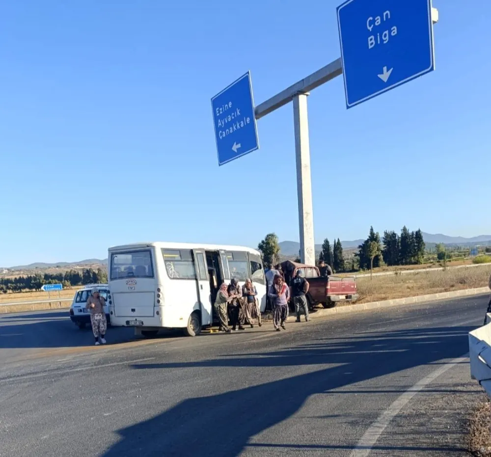 İşçi Minibüs ile Hafif Ticari Araç Çarpıştı