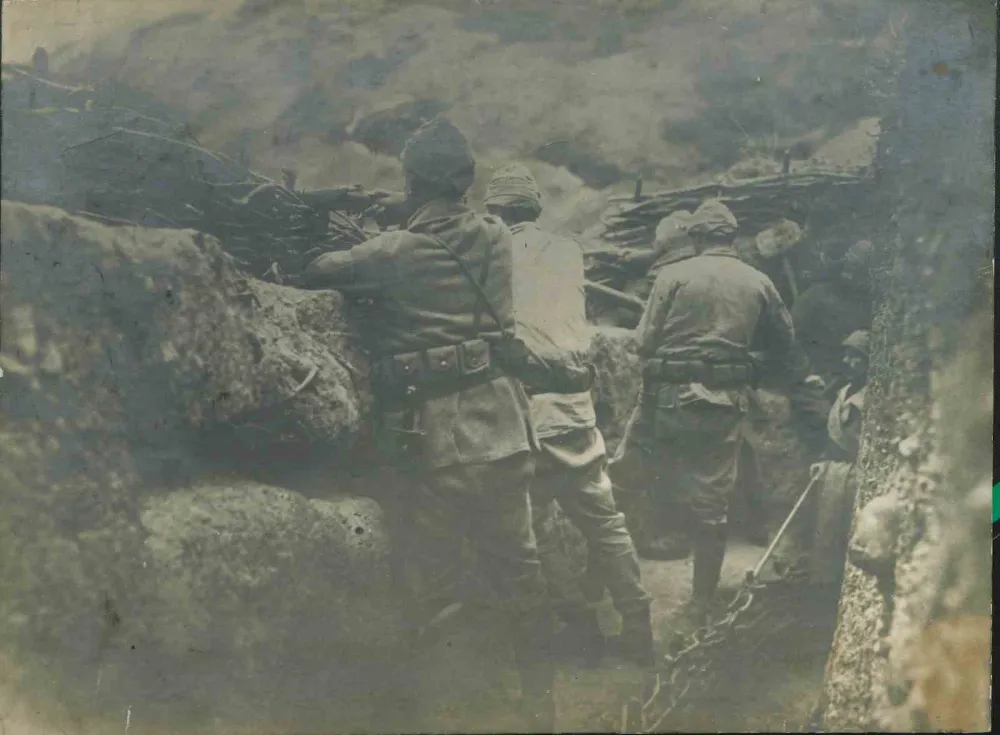 Türk Askerleri, Çanakkale Cephesinde Düşmanla Burun Buruna Siper Kazdı
