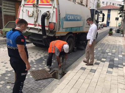 Çan Belediyesi Temizlik İşleri Müdürlüğü Ekipleri Rögar Ve Kanalizasyon Hatlarını Temizliyor